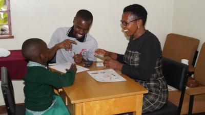 Pretesting the Swahili Speakaboo version Image of people testing the Swahili version of the Speakaboo app